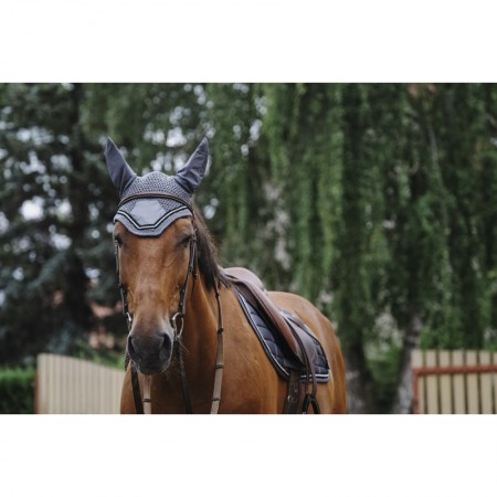 Conjunto  de mantilla y orejeras Domino de Equitheme