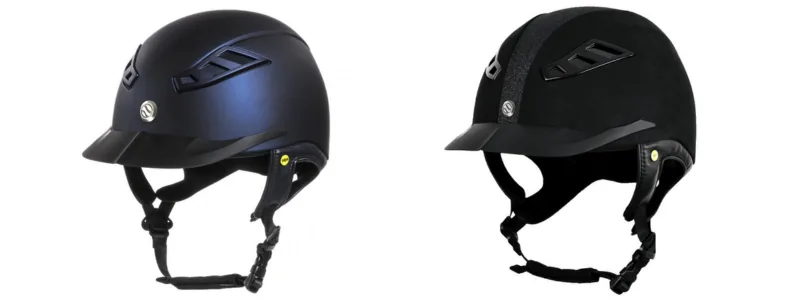 Dos cascos de equitación negros vistos de perfil