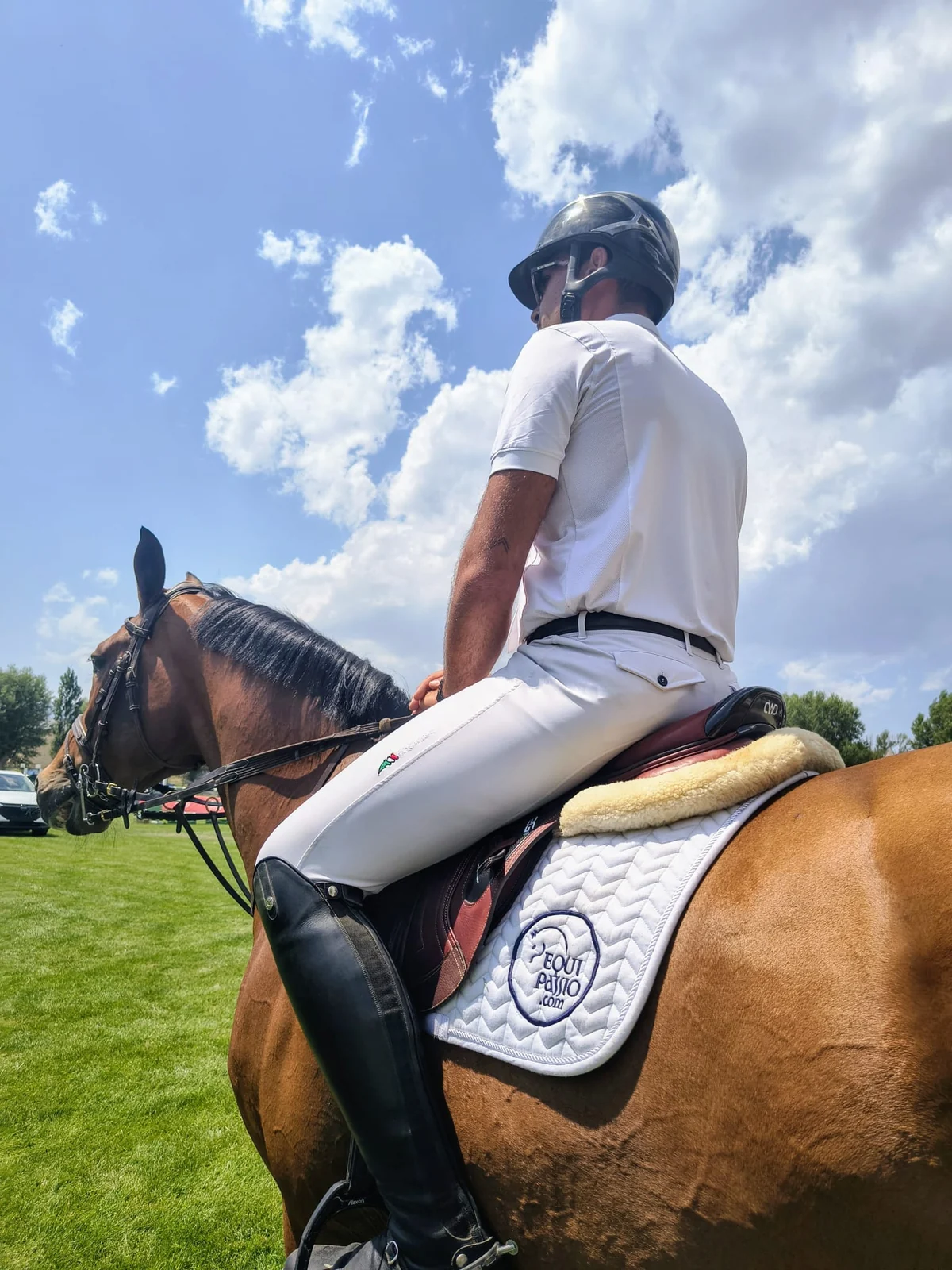 Jinete montando en concurso con un mandil de Equipassio